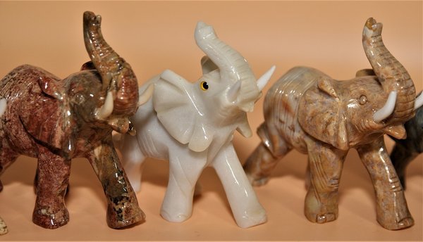 Verschiedene Elefanten aus Speckstein
