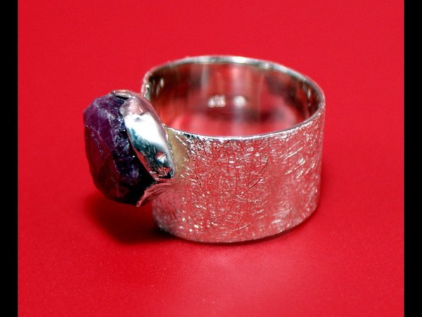 Ring aus Silber mit Rubin, roh