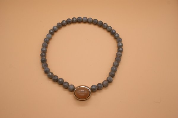 Halskette, grauer Mondstein, mit apricotfarbiger Mondsteinschließe